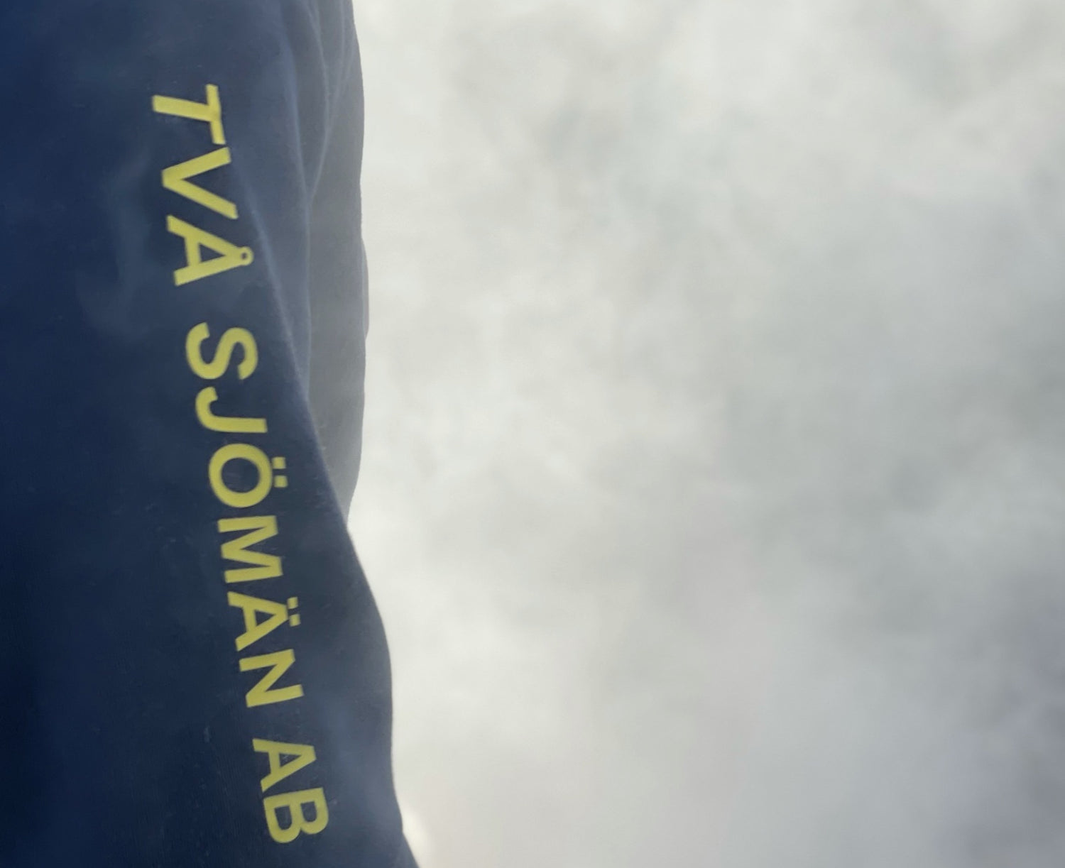 En tröjarm på en av sjömännen i företaget Två Sjömän AB som arbetar med maritima tjänster.