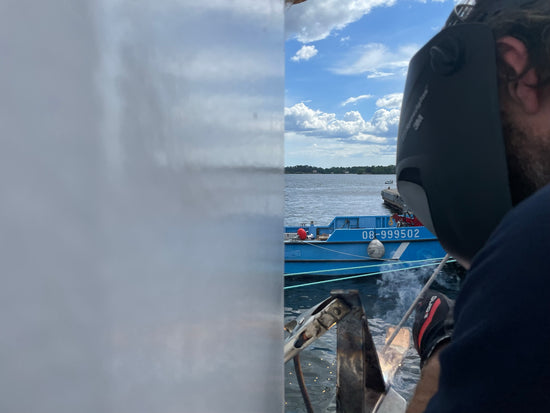 Svetsning av ett marinkran fundament som fartygstekniker