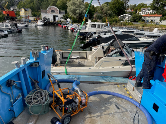 bärgning av sjunken båt med arbetsbåt i bogesund marin